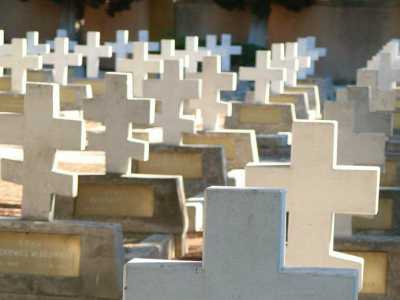 Poco pi� in l� si stagliano una decina di croci ortodosse, che a differenza di quelle cristiane hanno un doppio asse orizzontale. �Qui i soldati riposano tutti assieme - sottolinea Gianluca Vernole, la nostra guida -. Si consideravano fratelli, a prescindere dalla religione professata�
